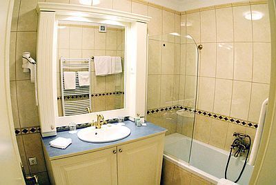 Hotel room with bathtub in Queens Court Hotel in Budapest - 5-star hotel in Budapest - hotel in old Jewish Quarter