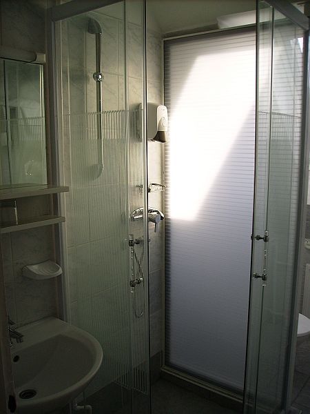 Room with private bathroom in Budapest in Hotel Kristal - renovated 3-star hotel on the Buda side of Budapest