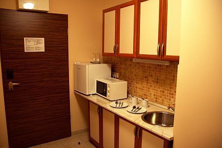 Six Inn Hotel apartment with kitchen and bathroom, close to the Western Railway Station, at discount price