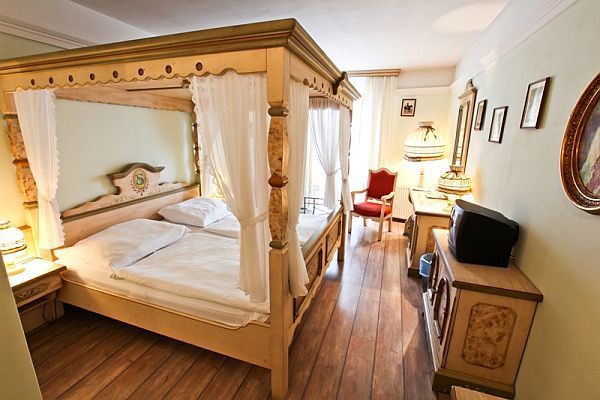 Elegant and romantic room in Hotel Sissi in the centre of Budapest