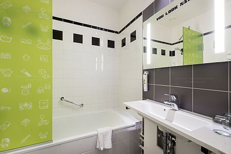 Ibis Styles Budapest Center - bathroom of the 4-star hotel in Budapest with amenities